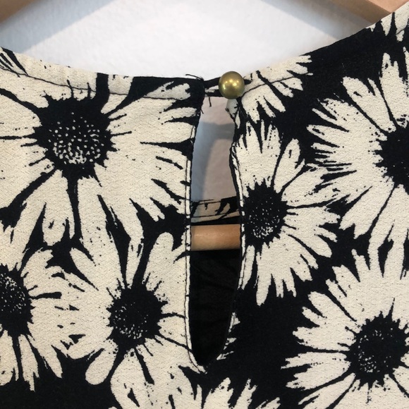 Forever 21 Daisy dress 🌼 - Picture 3 of 5